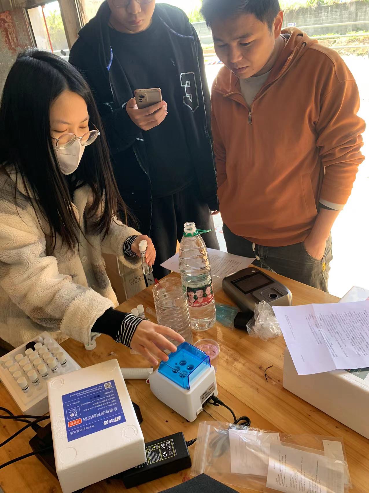 肇慶某環(huán)保企業(yè)便攜式水質(zhì)檢測儀裝機(jī)培訓(xùn)現(xiàn)場